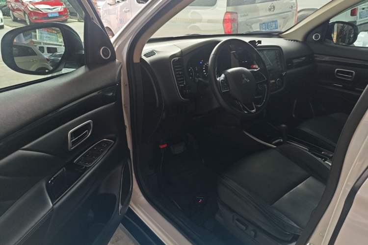 Used Mitsubishi Outlander 2019 2.0L Two-Wheel Drive Comfort Edition 5 Seats China V Standard Driver Seat