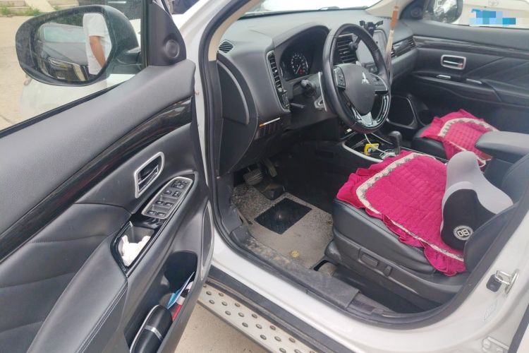 Used Mitsubishi Outlander 2019 2.4L 4x4 Zhi Xiang Edition 5 Seats China VI Standard Driver Seat
