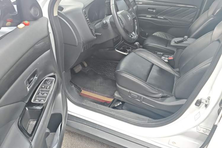 Used Mitsubishi Outlander 2019 2.0L Two-Wheel Drive Comfort Edition 5 Seats China VI Standard Driver Seat