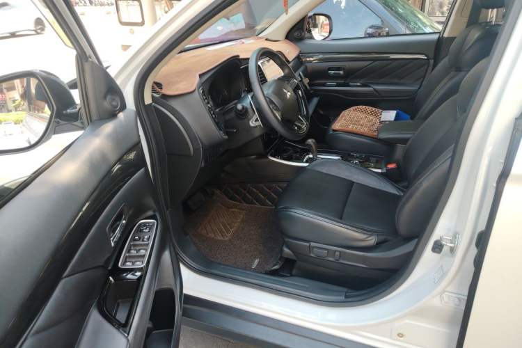 Used Mitsubishi Outlander 2019 2.4L 4x4 Zhi Xiang Edition 7 Seats China VI Standard Driver Seat