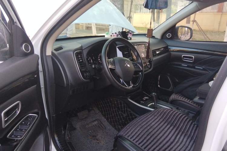 Used Mitsubishi Outlander 2019 2.0L Two-Wheel Drive Comfort Edition 5 Seats China VI Standard Driver Seat