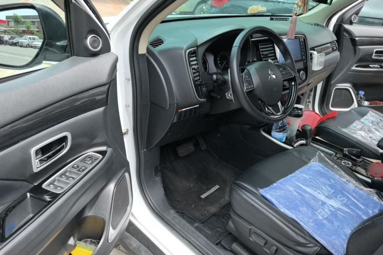 Used Mitsubishi Outlander 2019 2.4L 4x4 Zhi Xiang Edition 7 Seats China VI Standard Driver Seat
