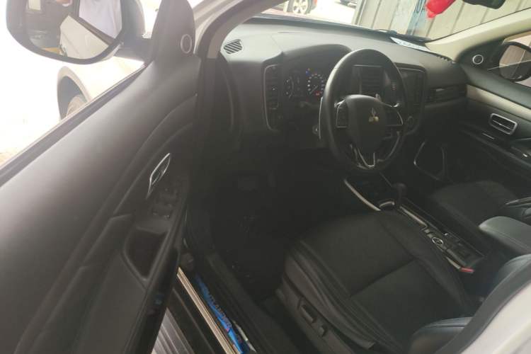 Used Mitsubishi Outlander 2019 2.4L 4x4 Zhi Xiang Edition 7 Seats China VI Standard Driver Seat