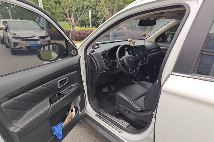 Used Mitsubishi Outlander 2019 2.4L Two-Wheel Drive ZhiXing Version 5 Seats China V Emission Standard Driver Seat