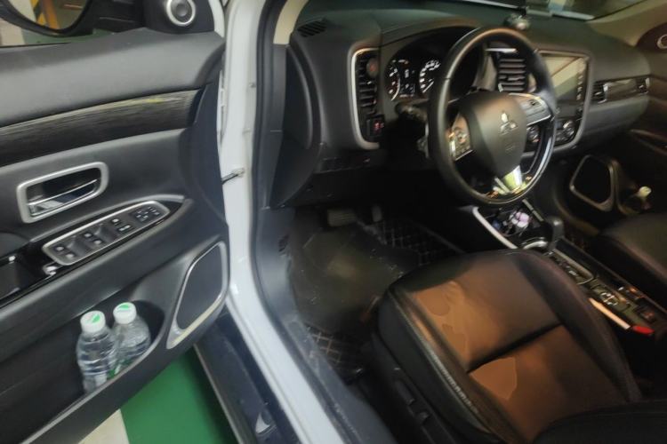 Used Mitsubishi Outlander 2019 2.4L 4x4 Zhi Xiang Edition 7 Seats China VI Standard Driver Seat