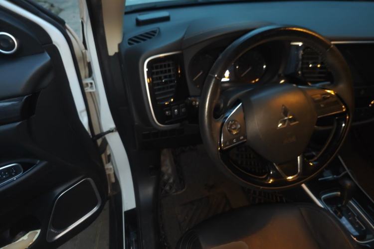Used Mitsubishi Outlander 2019 2.0L Two-Wheel Drive Comfort Edition 7-Seater China VI Standard Driver Seat