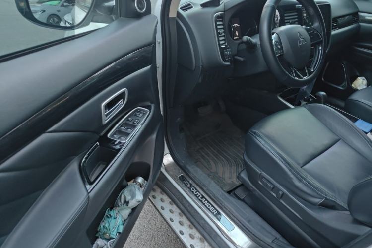 Used Mitsubishi Outlander 2019 2.0L Two-Wheel Drive Comfort Edition 7 Seats China V Emission Standard Driver Seat