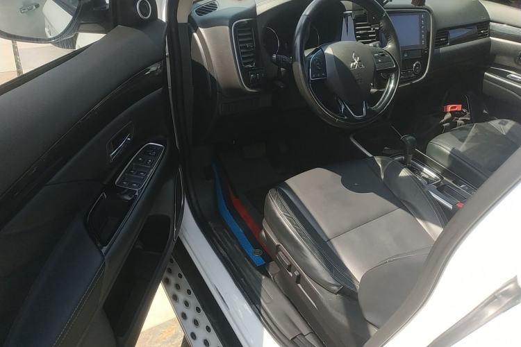 Used Mitsubishi Outlander 2019 2.0L Two-Wheel Drive Comfort Edition 5 Seats China V Standard Driver Seat