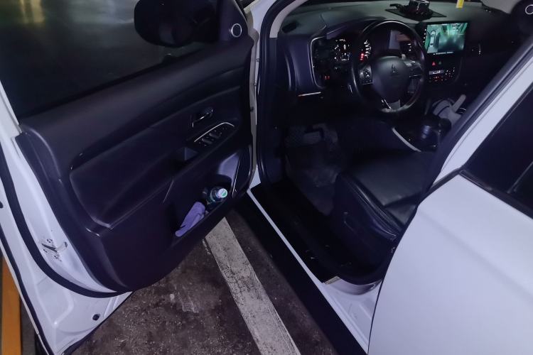 Used Mitsubishi Outlander 2019 2.4L 4x4 Zhi Xiang Edition 5 Seats China V Emission Standard Driver Seat