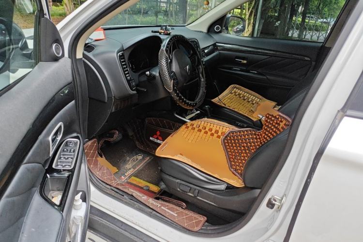 Used Mitsubishi Outlander 2019 2.0L Two-Wheel Drive Comfort Edition 7-Seater China VI Standard Driver Seat