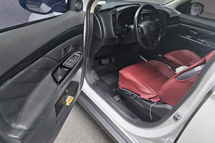 Used Mitsubishi Outlander 2019 2.0L Two-Wheel Drive Comfort Edition 5 Seats China VI Standard Driver Seat