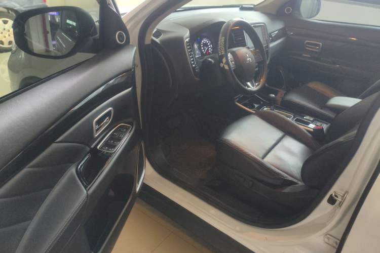 Used Mitsubishi Outlander 2019 2.0L Two-Wheel Drive Comfort Edition 5 Seats China V Standard Driver Seat