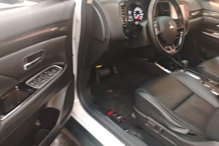 Used Mitsubishi Outlander 2019 2.0L Two-Wheel Drive Comfort Edition 5 Seats China VI Standard Driver Seat