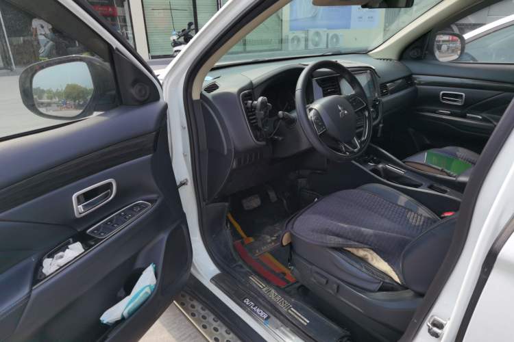 Used Mitsubishi Outlander 2019 2.0L Two-Wheel Drive Comfort Edition 5 Seats China V Standard Driver Seat