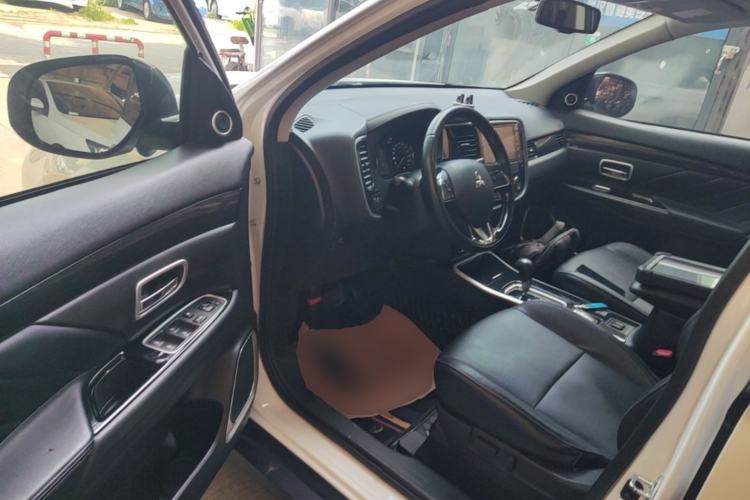 Used Mitsubishi Outlander 2019 2.0L Two-Wheel Drive Comfort Edition 5 Seats China V Standard Driver Seat