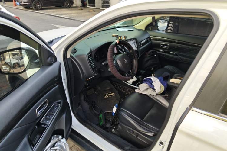 Used Mitsubishi Outlander 2019 2.4L 4x4 Zhi Xiang Edition 5 Seats China V Emission Standard Driver Seat