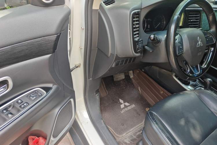 Used Mitsubishi Outlander 2019 2.0L Two-Wheel Drive Comfort Edition 5 Seats China V Standard Driver Seat
