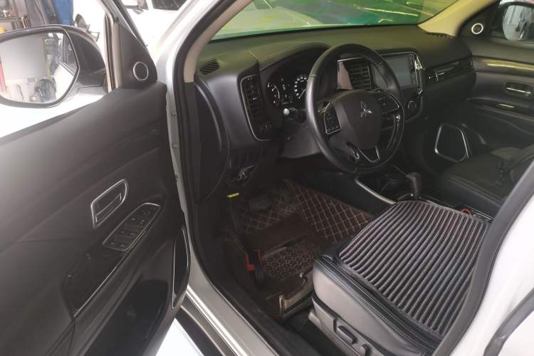 Used Mitsubishi Outlander 2019 2.0L Two-Wheel Drive Comfort Edition 7-Seater China VI Standard Driver Seat