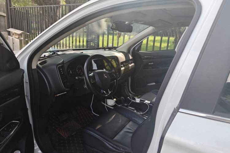Used Mitsubishi Outlander 2019 2.4L 4x4 Zhi Xiang Edition 7 Seats China VI Standard Driver Seat
