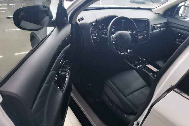 Used Mitsubishi Outlander 2019 2.4L 4x4 Zhi Xiang Edition 5 Seats China VI Standard Driver Seat