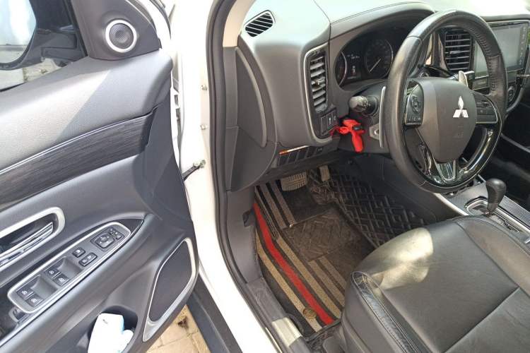 Used Mitsubishi Outlander 2019 2.4L 4x4 Zhi Xiang Edition 5 Seats China V Emission Standard Driver Seat