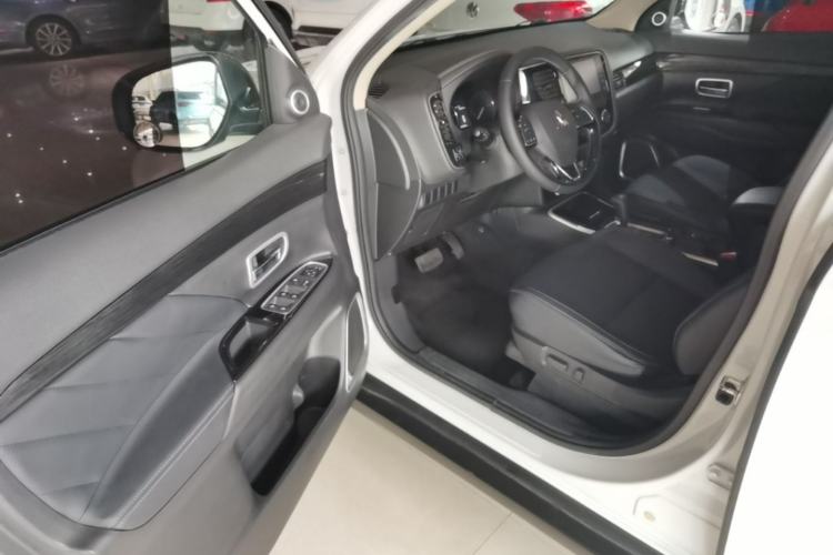 Used Mitsubishi Outlander 2019 2.0L Two-Wheel Drive Comfort Edition 7-Seater China VI Standard Driver Seat