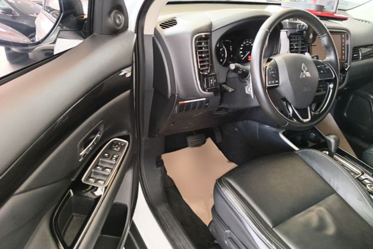 Used Mitsubishi Outlander 2019 2.4L 4x4 Zhi Xiang Edition 5 Seats China V Emission Standard Driver Seat