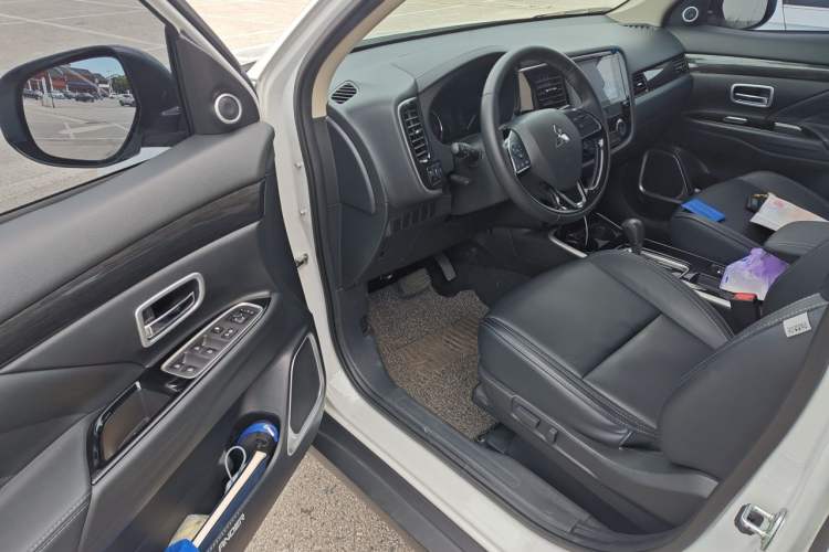 Used Mitsubishi Outlander 2019 2.0L Two-Wheel Drive Comfort Edition 7-Seater China VI Standard Driver Seat