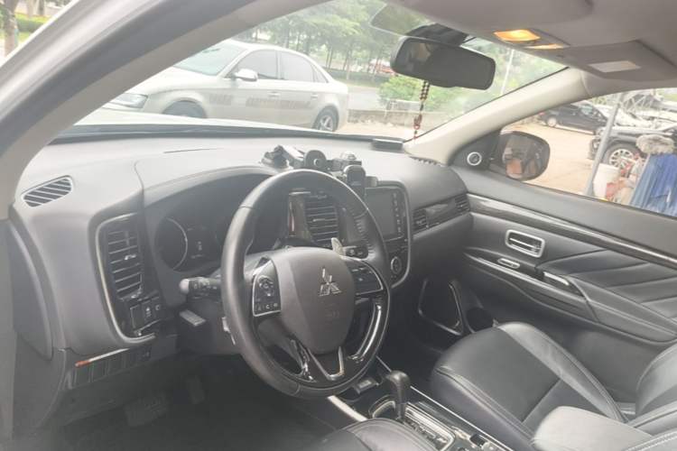 Used Mitsubishi Outlander 2019 2.4L 4x4 Zhi Xiang Edition 7 Seats China VI Standard Driver Seat