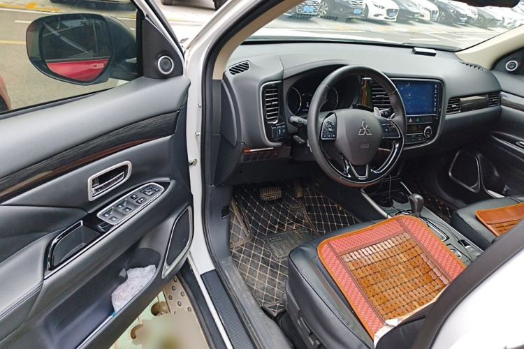 Used Mitsubishi Outlander 2019 2.4L 4x4 Zhi Xiang Edition 7 Seats China VI Standard Driver Seat