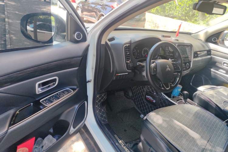 Used Mitsubishi Outlander 2019 2.4L 4x4 Zhi Xiang Edition 5 Seats China V Emission Standard Driver Seat