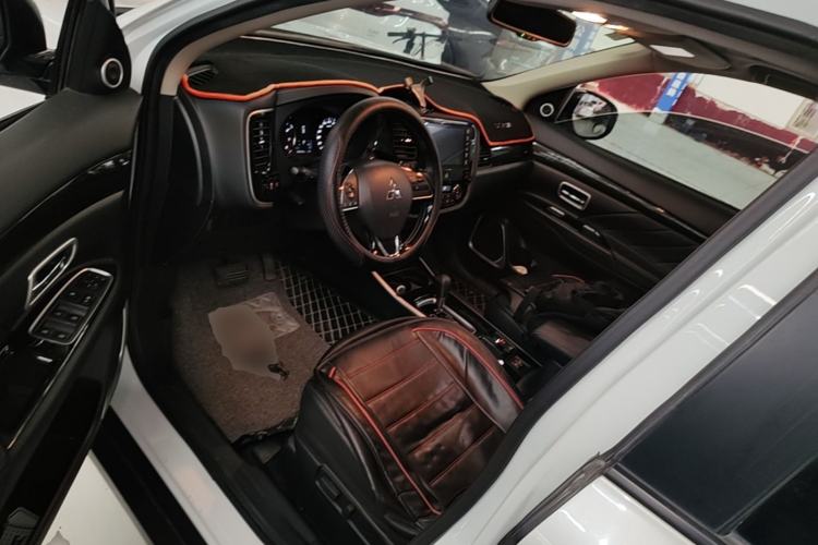 Used Mitsubishi Outlander 2019 2.0L Two-Wheel Drive Comfort Edition 5 Seats China VI Standard Driver Seat