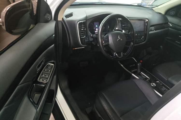 Used Mitsubishi Outlander 2019 2.4L 4x4 Zhi Xiang Edition 5 Seats China V Emission Standard Driver Seat