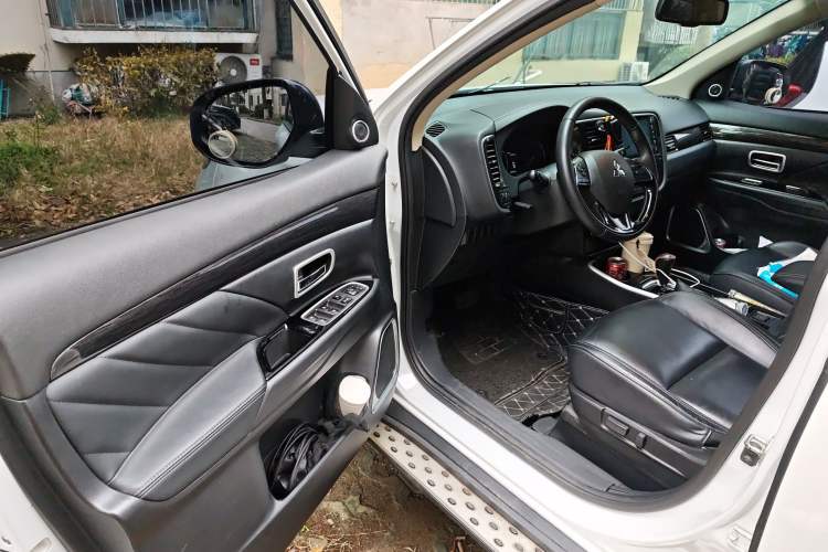 Used Mitsubishi Outlander 2019 2.0L Two-Wheel Drive Comfort Edition 5 Seats China VI Standard Driver Seat