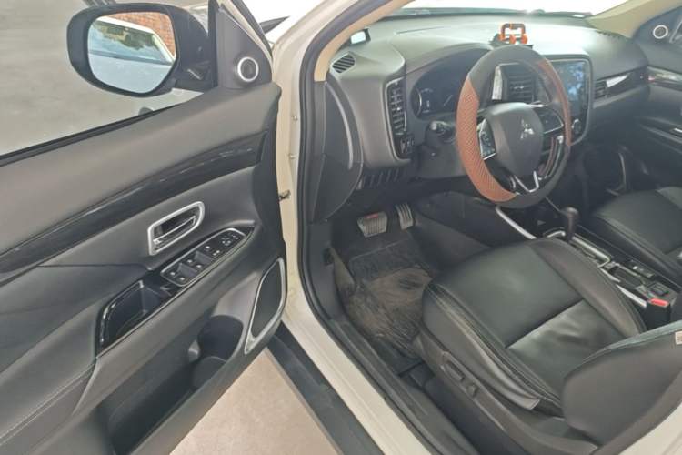 Used Mitsubishi Outlander 2019 2.0L Two-Wheel Drive Comfort Edition 5 Seats China V Standard Driver Seat