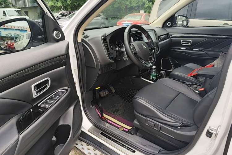 Used Mitsubishi Outlander 2019 2.4L 4x4 Zhi Xiang Edition 7 Seats China VI Standard Driver Seat