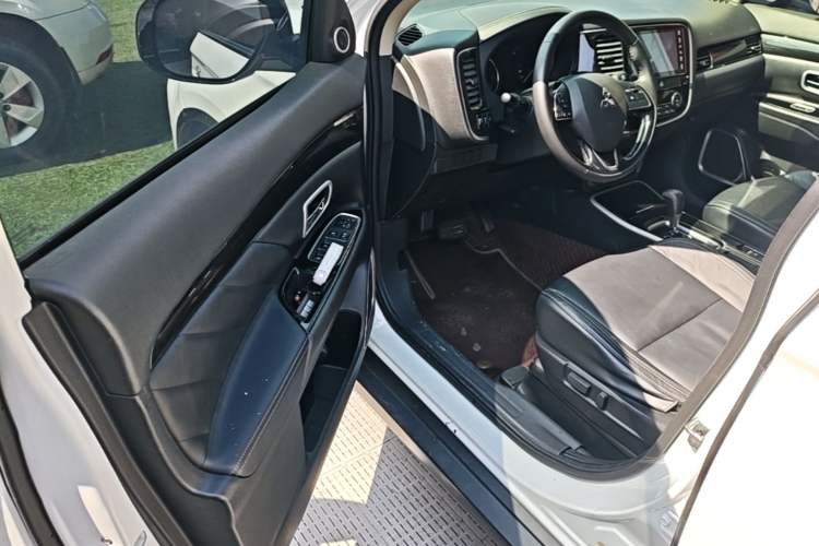 Used Mitsubishi Outlander 2019 2.0L Two-Wheel Drive Comfort Edition 5 Seats China V Standard Driver Seat
