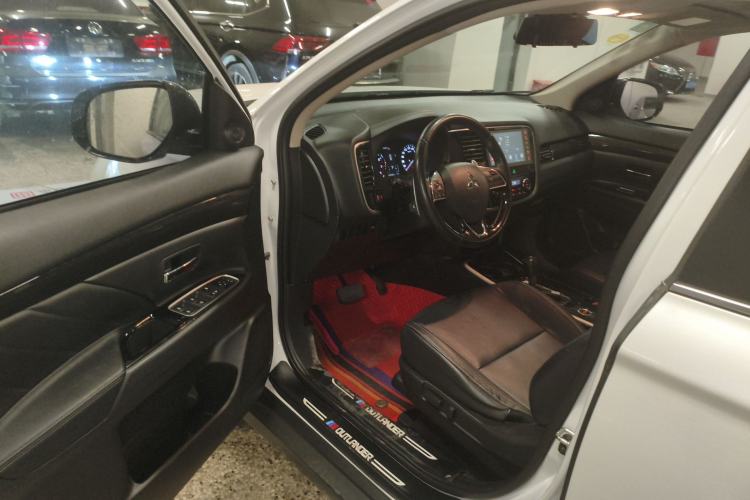 Used Mitsubishi Outlander 2019 2.4L 4x4 Zhi Xiang Edition 7 Seats China VI Standard Driver Seat