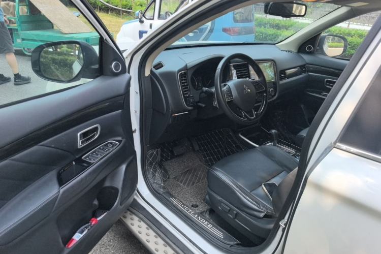 Used Mitsubishi Outlander 2019 2.4L 4x4 Zhi Xiang Edition 7 Seats China VI Standard Driver Seat