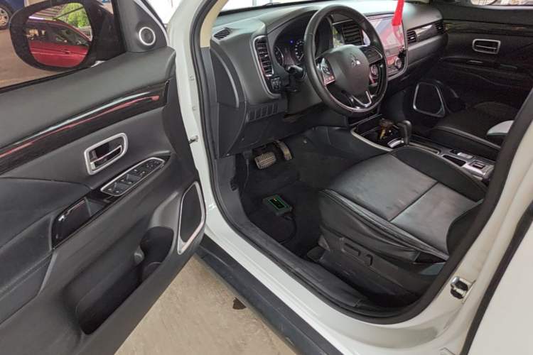 Used Mitsubishi Outlander 2019 2.0L Two-Wheel Drive Comfort Edition 5 Seats China V Standard Driver Seat