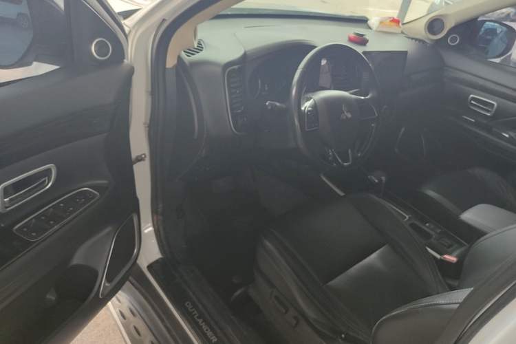 Used Mitsubishi Outlander 2019 2.0L Two-Wheel Drive Comfort Edition 5 Seats China V Standard Driver Seat