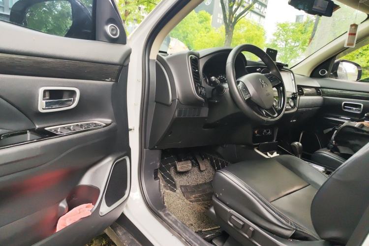 Used Mitsubishi Outlander 2019 2.0L Two-Wheel Drive Comfort Edition 7 Seats China V Emission Standard Driver Seat