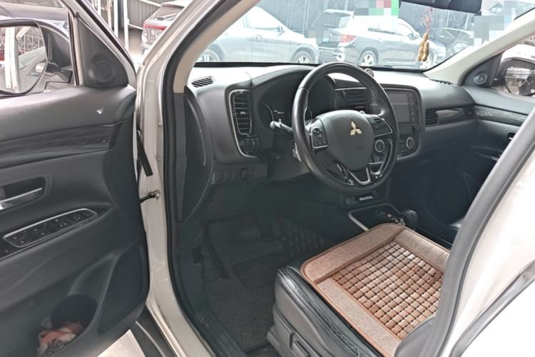 Used Mitsubishi Outlander 2019 2.4L 4x4 Zhi Xiang Edition 5 Seats China VI Standard Driver Seat