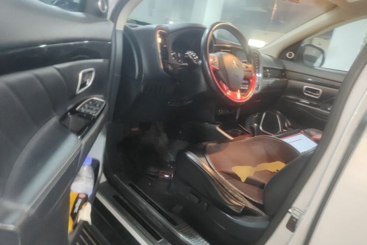 Used Mitsubishi Outlander 2019 2.0L Two-Wheel Drive Comfort Edition 7 Seats China V Emission Standard Driver Seat