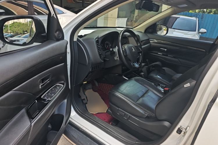 Used Mitsubishi Outlander 2019 2.4L 4x4 Zhi Xiang Edition 7 Seats China VI Standard Driver Seat