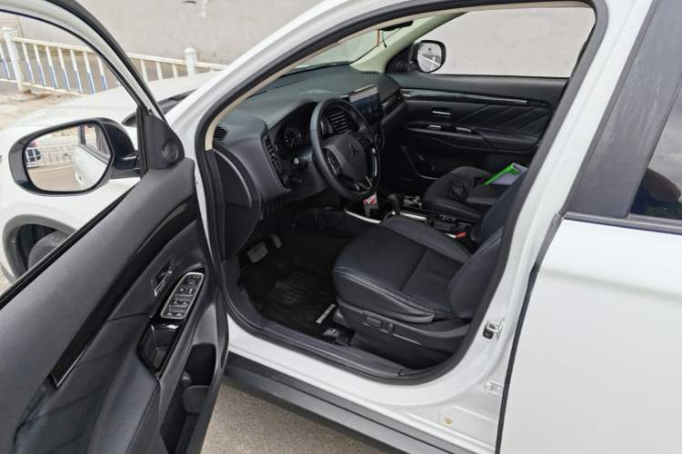 Used Mitsubishi Outlander 2019 2.0L Two-Wheel Drive Comfort Edition 5 Seats China V Standard Driver Seat