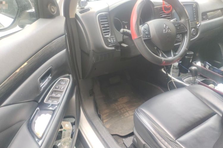 Used Mitsubishi Outlander 2019 2.0L Two-Wheel Drive Comfort Edition 7-Seater China VI Standard Driver Seat