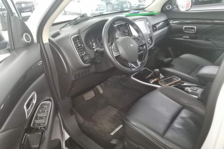Used Mitsubishi Outlander 2019 2.0L Two-Wheel Drive Comfort Edition 5 Seats China V Standard Driver Seat