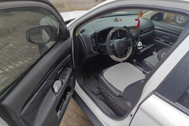 Used Mitsubishi Outlander 2019 2.0L Two-Wheel Drive Comfort Edition 5 Seats China VI Standard Driver Seat