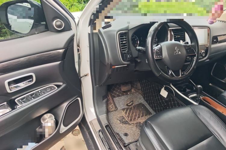Used Mitsubishi Outlander 2019 2.4L Two-Wheel Drive ZhiXing Version 5 Seats China V Emission Standard Driver Seat